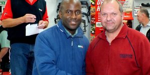 Brain Dube oorhandig â€˜n prys aan een van die vele pryswenners, Heinrich van Rensburg